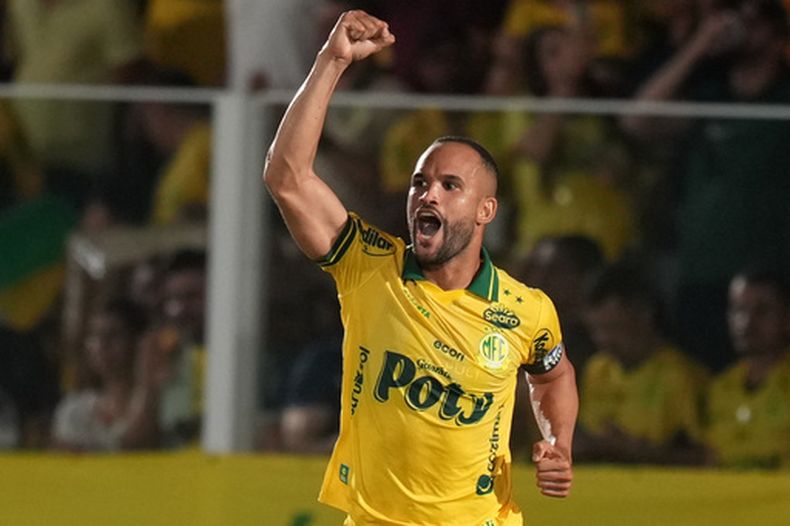 Joao Victor, del Mirassol de Brasil, festeja tras marcar ante Lanús de Argentina en la Copa Libertadores, el miércoles 8 de abril de 2026 (AP Foto/Andre Penner)