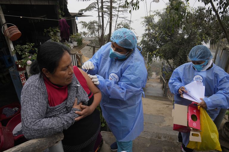 Perú vacuna contra influenza y COVID-19 al entrar invierno