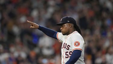 El dominicano Framber Valdez, abridor de los Astros de Houston, señala hacia las gradas tras hacer un lanzamiento ante los Mets, el jueves 27 de marzo de 2025 (AP Foto/David J. Phillip)