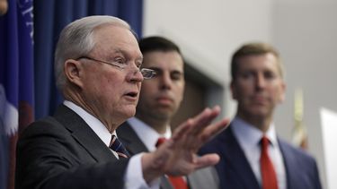 Trump y secretario de Justicia elevan el tono de su disputa