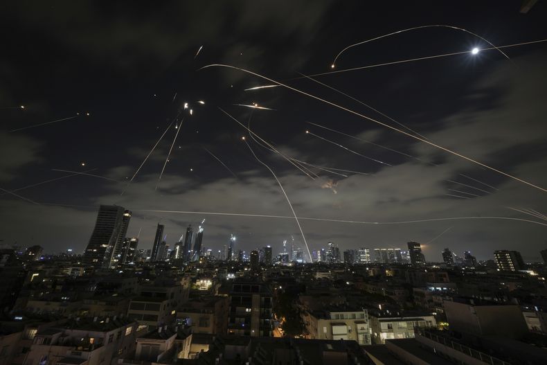El sistema antiaéreo de la Cúpula de Hierro israelí se activa para interceptar misiles durante un ataque iraní sobre Tel Aviv, Israel, el domingo 15 de junio de 2025. (AP Foto/Leo Correa)