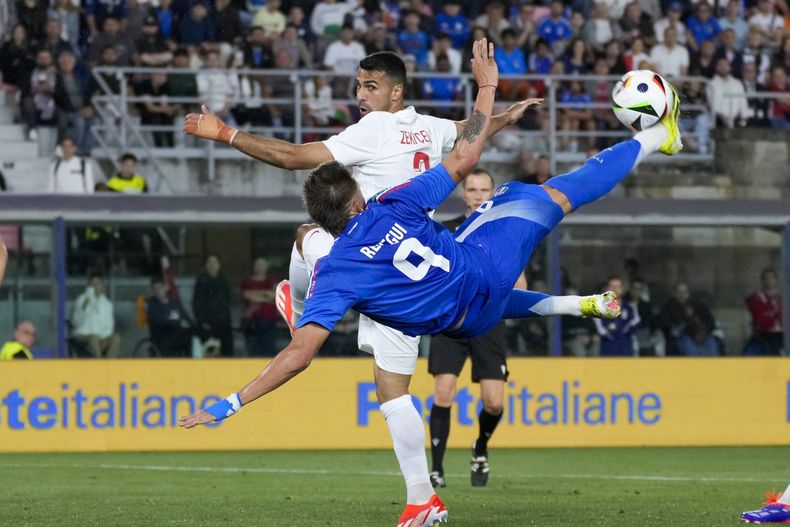 El italiano Mateo Retegui, al frente, intenta un tiro a puerta durante el partido amistoso internacional de fútbol entre Italia y Turquía en el estadio Renato DallAra en Bolonia, Italia, el martes 4 de junio de 2024. (AP Foto/Antonio Calanni)