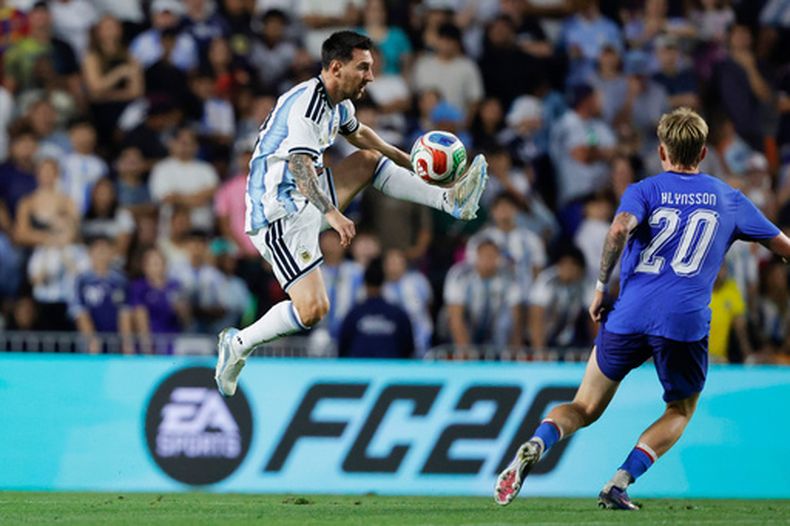 El capitán de Argentina, Lionel Messi, controla el balón ante Kristian Hlynsson de Islandia en un amistoso previo al Mundial en Auburn, Alabama, martes 8 de junio, 2026. (AP Foto/Butch Dill)
