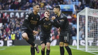 Con tardío gol el Arsenal da la vuelta y vence 4-2 al Villa