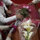 Amigas de la actriz mexicana Silvia Pinal se sespiden durante su funeral en el Palacio de Bellas Artes, en la Ciudad de México, el sábado 30 de noviembre de 2024.Pinal, actriz de la Época de Oro de México cine en las décadas de 1940 y 1950, murió el jueves. Tenía 93 años. (Foto AP/Aurea Del Rosario)