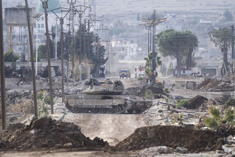 Vehículos blindados de las fuerzas militares israelíes bloquean el paso en una calle que conduce a la localidad de Quneitra, Siria, el domingo 5 de enero de 2025. (AP Foto/Mosaab Elshamy)