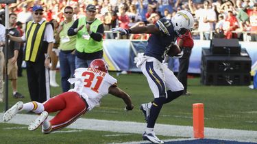 americateve | El wide receiver Eddie Royal, de los Chargers de San Diego, anota superando al cornerback Marcus Cooper, de los Chiefs de Kansas City, en la segunda mitad del juego del domingo 29 de diciembre de 2013, en San Diego. (Foto AP/Lenny Ignelzi)