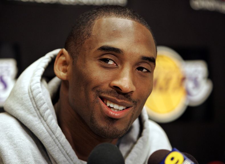 Kobe Bryant, astro de los Lakers de Los Ángeles, habla sobre su partido de 81 puntos, el 22 de enero de 2006, ante los Raptors de Toronto (AP Foto/Reed Saxon, archivo)