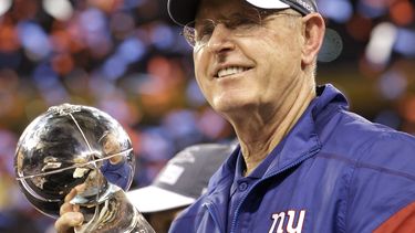 ARCHIVO - Tom Coughlin, entrenador en jefe de los Giants de Nueva York, sostiene el Trofeo Vince Lombardi, luego de la victoria sobre los Patriots de Nueva Inglaterra en el Super Bowl XLVI, el 5 de febrero de 2012, en Indianápolis (AP Foto/David J. Phillip, archivo)