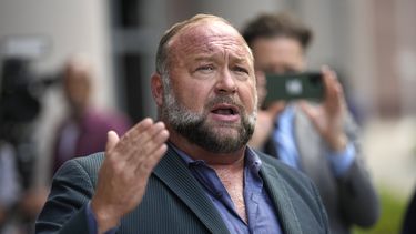 En esta imagen de archivo, Alex Jones habla con la prensa tras llegar a un tribunal federal para una vista en un caso de bancarrota, el 14 de junio de 2024, en Houston. (AP Foto/David J. Phillip, archivo)