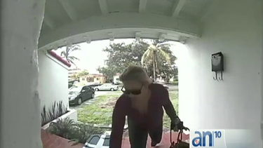 La policía busca a una mujer que se robo un paquete  de la puerta de una casa en Coral Gables
