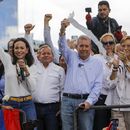 La líder opositora María Corina Machado (izquierda) y el candidato opositor en las presidenciales, Edmundo González, muestran documentos de conteo de votos desde lo alto de un camión durante una protesta contra los resultados de las elecciones que dieron a Nicolás Maduro como vencedor, en Caracas, Venezuela, el 30 de julio de 2024. (AP Foto/Cristian Hernandez)