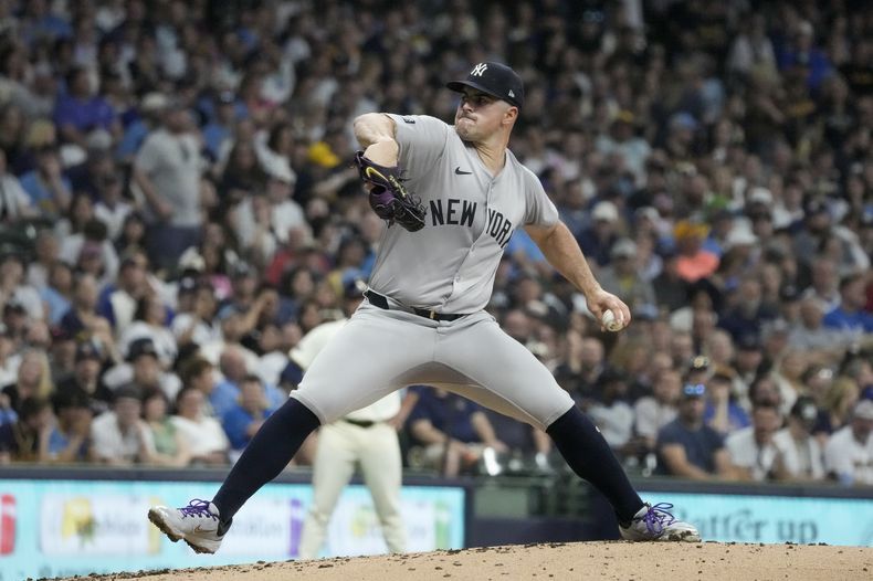 El lanzador de los Yankees de Nueva York Carlos Rodón lanza en la primera entrada del juego ante los Cerveceros de Milwaukee el sábado 27 de abril del 2024. (AP Foto/Morry Gash)