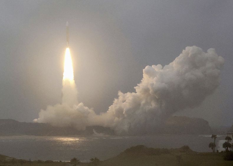 El cohete que lleva un satélite del Ministerio de Defensa de Japón despegando del Centro Espacial Tanegashima en la prefectura Kagoshima, en el sur de Japón, el 4 de noviembre del 2024. (Kyodo News via AP)