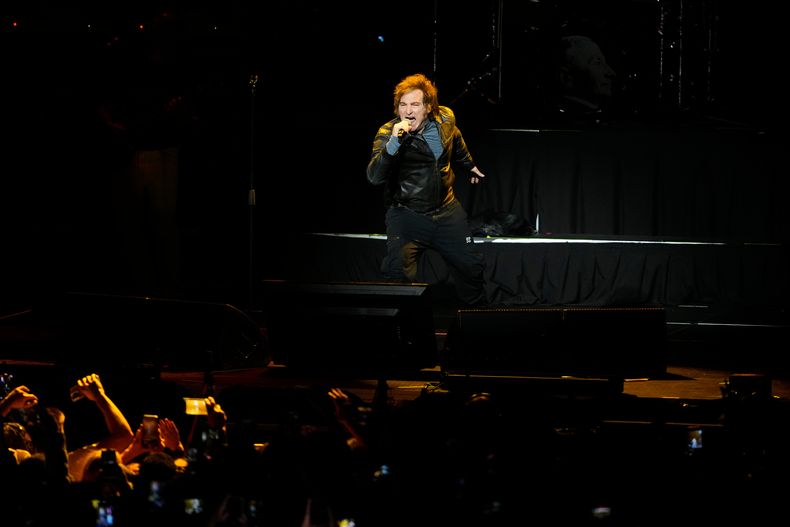 El presidente de Argentina, Javier Milei, canta durante la presentación de su nuevo libro La construcción del milagro en Buenos Aires, Argentina, el lunes 6 de octubre de 2025. (AP Foto/Natacha Pisarenko)