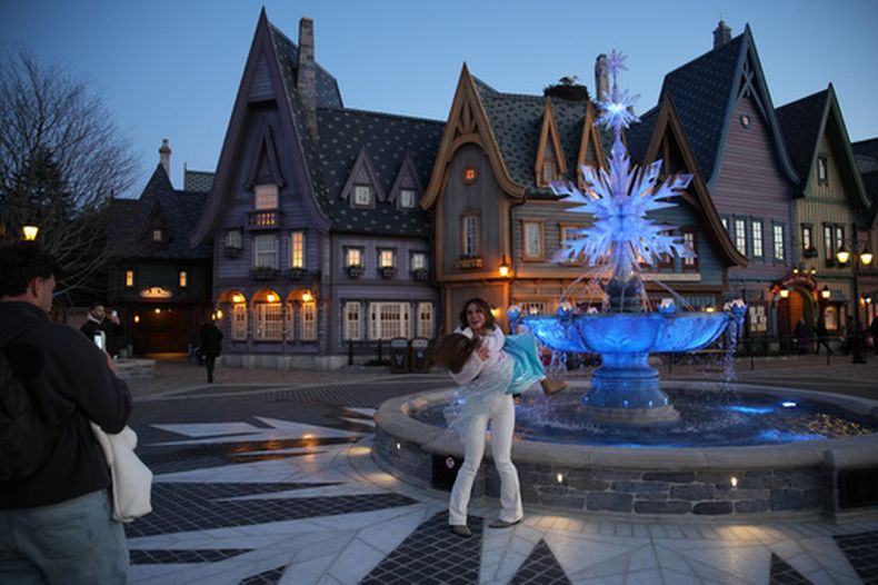 Personas en el Mundo de Frozen en Disneyland Paris, en Marne-la-Vallee, al este de París, el 28 de marzo del 2026. (AP foto/Christophe Ena)