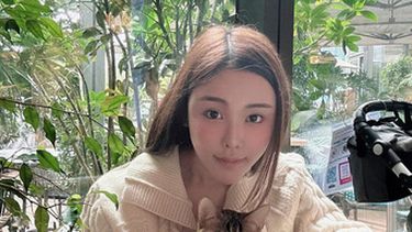 Abby Choi con un gato en Hong Kong el 11 de febrero del 2023. (AP foto)