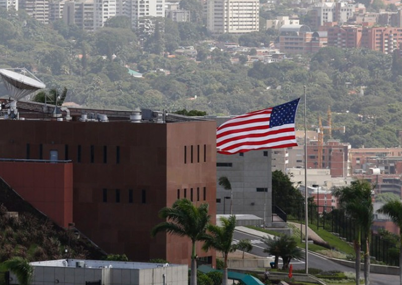 En el comunicado se establece que la suspensión para nuevos visados de turista se debe a la falta de personal consular debido a la expulsión de funcionarios de la embajada por parte del Gobierno venezolano y al retraso en la expedición de visados para los