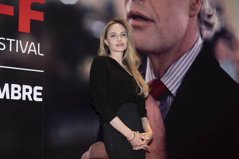 Angelina Jolie posa en el Festival de Cine de Turín, en Turín, Italia, el domingo 24 de noviembre de 2024.(Matteo Secci/LaPresse vía AP)