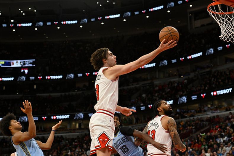 Josh Giddey, centro, de los Bulls de Chicago, se alista para encestar durante la segunda mitad del juego de baloncesto de la NBA contra los Grizzlies de Memphis, el lunes 16 de marzo de 2026, en Chicago. (AP Foto/Paul Beaty)