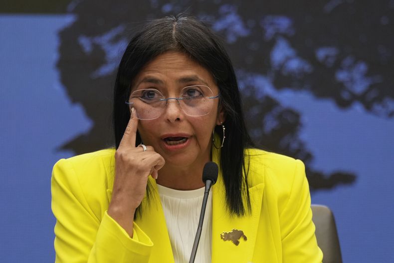 ARCHIVO - La vicepresidenta venezolana, Delcy Rodríguez, en una conferencia de prensa en el palacio presidencial de Miraflores en Caracas, Venezuela, el 10 de marzo de 2025. (AP Foto/Ariana Cubillos, Archivo)