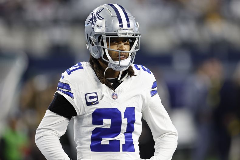 ARCHIVO - Foto del 14 de enero del 2024, el defensive back de los Cowboys de Dallas Stephon Gilmore en el encuentro de comodín de la postemporada. El domingo 18 de agosto del 2024, Gilmore firma por un año con los Vikings. (AP Foto/Matt Patterson, Archivo)