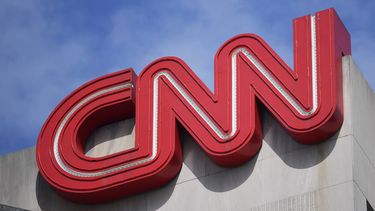 ARCHIVO - El logo de CNN se observa, el 21 de abril 2022, en Atlanta. CNN anunció el miércoles, 10 de julio de 2024, que está eliminando aproximadamente 100 puestos de trabajo y planea debutar sus primeras suscripciones digitales antes de fin de año ya que la cadena de noticias se inclina hacia la reestructuración de su negocio. (AP Foto/Mike Stewart, Archivo)