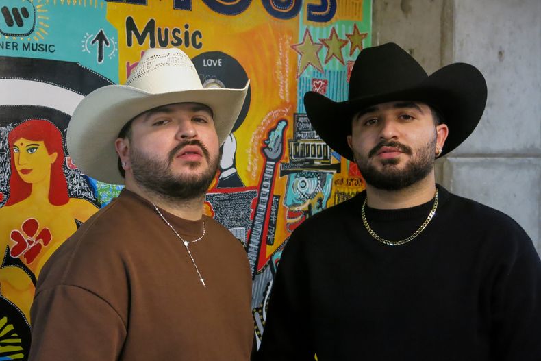 Los hermanos Germán Salas, a la izquierda, y Kyke Salas del dúo mexicano Sangre X Sangre posan durante una entrevista en la Ciudad de México, el jueves 28 de agosto de 2025. (Foto AP/Berenice Bautista)
