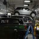 ARCHIVO – Autos Cooper en el área de servicio de un concesionario de Mini, el 3 de noviembre de 2022, en Highlands Ranch, Colorado. (AP Foto/David Zalubowski, Archivo)