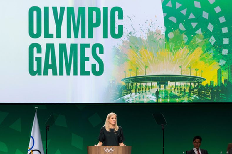 La presidenta del Comité Olímpico Internacional Kirsty Coventry habla durante la 146 sesión del COI en Lausana, Suiza el miércoles 24 de junio del 2026. (Cyril Zingaro/Keystone via AP)