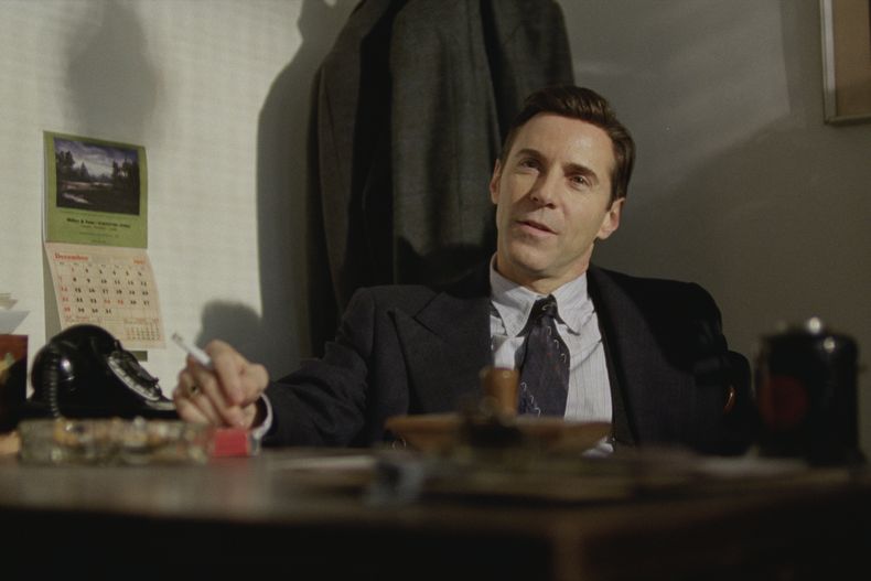 Esta imagen difundida por A24 muestra a Alessandro Nivola en una escena de The Brutalist. (Lol Crawley/A24 via AP)