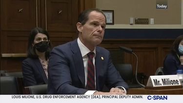 El subdirector de la DEA, Louis Milione, habla ante una comisión del Congreso en el Capitolio, en Washington, el 2 de diciembre de 2021. Foto tomada de video suministrada por C-SPAN. (C-SPAN vía AP)
