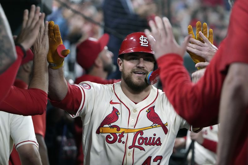 El venezolano Pedro Pagés, de los Cardenales de San Luis, festeja luego de conectar un jonrón de dos carreras ante los Marineros de Seattle, el sábado 7 de septiembre de 2024 (AP Foto/Jeff Roberson)
