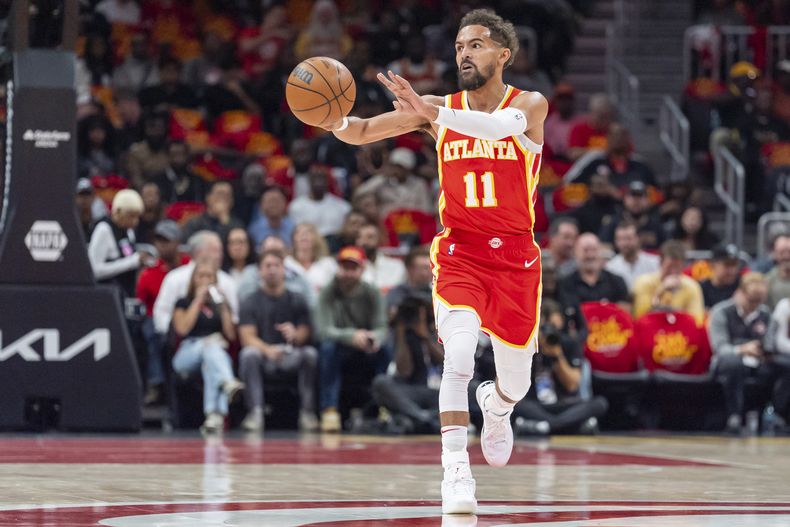 Trae Young, base de los Hawks de Atlanta, envía un pase en el encuentro del miércoles 23 de octubre de 2024, ante los Nets de Brooklyn (AP Foto/Jason Allen)