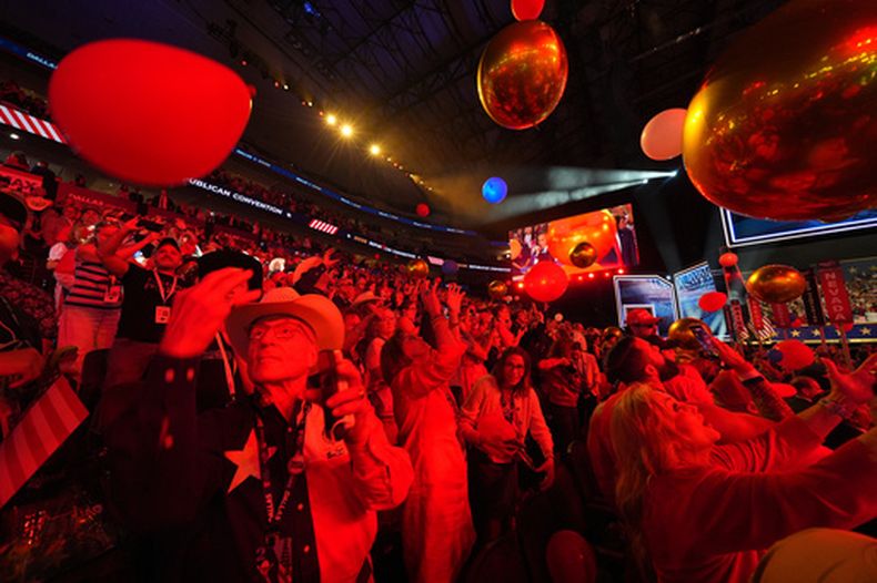 Los asistentes vitorean al final de la convención republicana celebrada el jueves 10 de septiembre de 2026 en Dallas. (AP Foto/Julio Cortez)