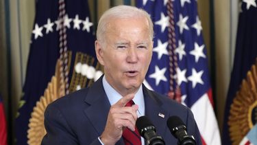 El presidente Joe Biden habla en la Casa Blanca, Washington, 6 de setiembre de 2023. Biden espera demostrarle al mundo en la inminente reunión del Grupo de los 20 en la India y en una escala en Vietnam que Estados Unidos y sus aliados pueden ser socios más confiables que China en materia económica y de seguridad. (AP Foto/Jacquelyn Martin)
