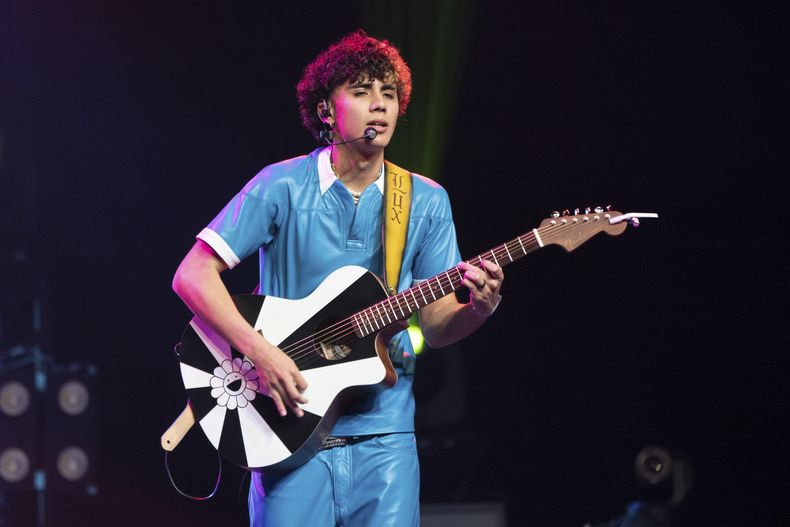 ARCHIVO - DannyLux durante su presentación en el Festival de Música y Arte de Coachella en Indio, California, el 14 de abril de 2023. La música regional mexicana se ha convertido en un fenómeno global en los primeros puestos de las listas de popularidad, rompiendo récords de streaming y alcanzando nuevas audiencias más allá de sus fronteras. (Foto Amy Harris/Invision/AP, archivo)