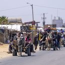 Palestinos desplazados llegan al centro de Gaza tras huir de la ciudad de Rafah, en el sur de la Franja, en Deir al Balah, el jueves 9 de mayo de 2024. (AP Foto/Abdel Kareem Hana)