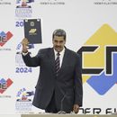 El presidente venezolano Nicolás Maduro sostiene su certificación del Consejo Nacional Electoral (CNE) que lo declara ganador de las elecciones presidenciales en Caracas, Venezuela, el lunes 29 de julio de 2024. (AP Foto/Matías Delacroix)