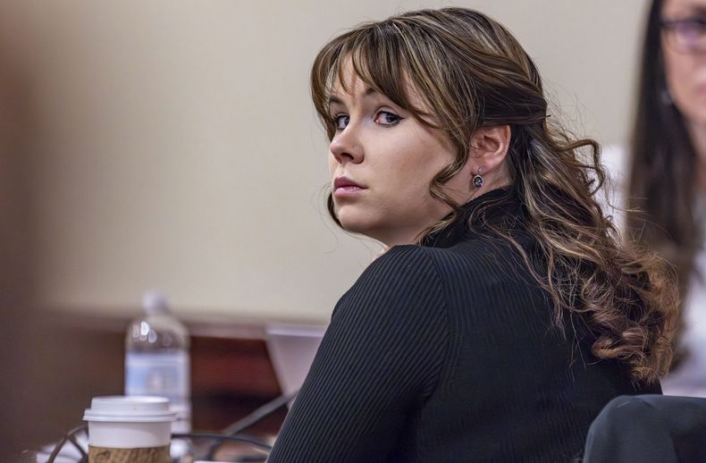 ARCHIVO - Hannah Gutierrez-Reed, la ex supervisora de armas de la película Rust, escucha los argumentos finales en su juicio en el tribunal de distrito, el miércoles 6 de marzo de 2024, en Santa Fe, N.M. Gutierrez-Reed fue sentenciada el lunes 15 de abril de 2024 a 18 meses de prisión por el tiroteo en el que murió una directora de fotografía con un arma que sostenía Alec Baldwin en el plató de la película del oeste Rust. (Luis Sánchez Saturno/Santa Fe New Mexican via AP, Pool, archivo)