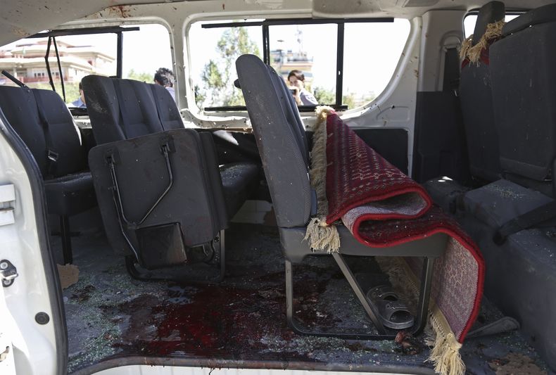 Interior de un veh&iacute;culo da&ntilde;ado por una bomba en las afueras de Kabul, Afganist&aacute;n, martes 15 de julio de 2014. Dos personas murieron y cinco resultaron heridas. Por otra parte, un atentado suicida en la provincia oriental de Paktika de