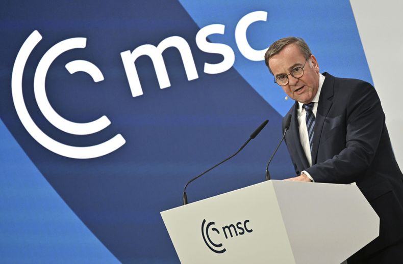 El ministro de Defensa de Alemania, Boris Pistorius, habla en la Conferencia de Seguridad de Múnich, Alemania, el viernes 14 de febrero de 2025. (Peter Kneffel/dpa vía AP)