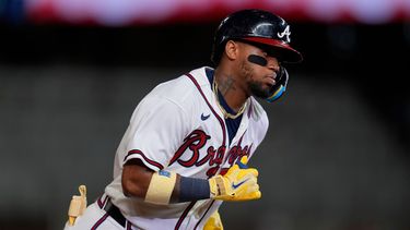 El venezolano Ronald Acuña Jr., de los Bravos de Atlanta, corre tras batear un jonrón en el octavo inning del encuentro del jueves 6 de agosto de 2026 ante los Marlins de Miami (AP Foto/Mike Stewart)