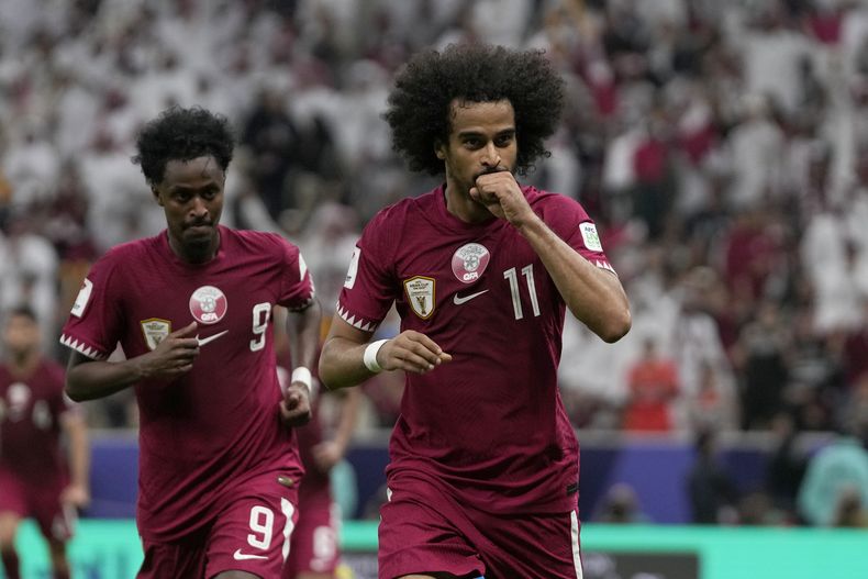 Akram Afif de Qatar celebra tras anotar el primer gl de su equipo en el encuentro ante el Líbano en la Copa de Asia en Lusail el viernes 12 de enero del 2024. (AP Foto/Thanassis Stavrakis)