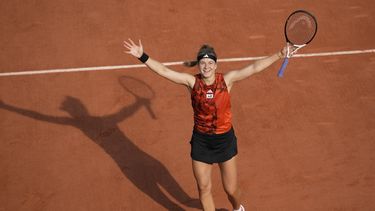 Karolina Muchova, de República checa, celebra después de ganar su partido de semifinal en el Abierto de Francia en contra de Aryna Sabalenka, de bielurrusia, en tres sets 7-6 (7-5), 6-7 (5-7), 7-5, en el estadio de Roland Garros, en París, el jueves 8 de junio de 2023. (AP Foto/Christophe Ena)