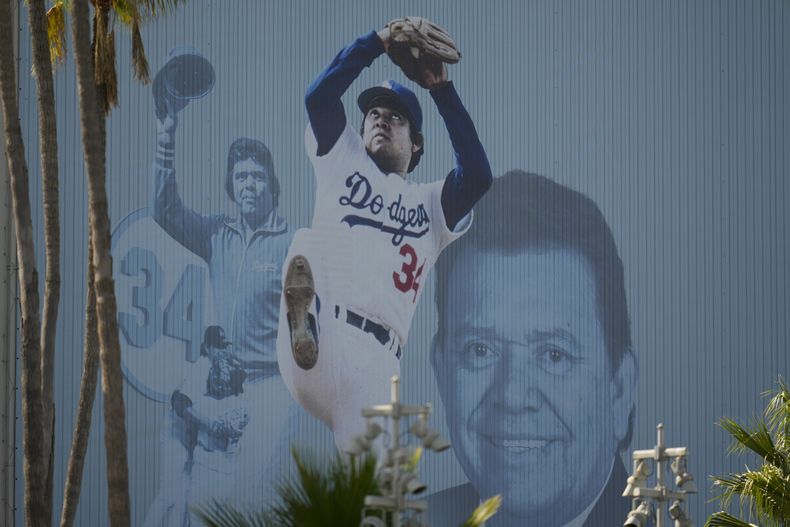 La foto del jueves 24 de octubre de 2024 muestra el mural que retrata a Fernando Valenzuela en el Dodger Stadium, dos días después de su deceso y un día anes del comienzo de la Serie Mundial (AP Foto/Julio Cortez)