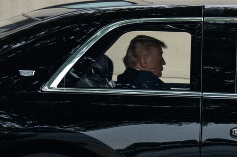 El presidente de EEUU, Donald Trump, abandona el Centro Médico Militar Nacional Walter Reed, el martes 26 de mayo de 2026, en Bethesda, Maryland. (AP Foto/Alex Brandon)