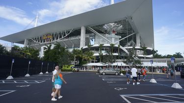 ARCHIVO - Aficionados llegan al estadio Hard Rock previo a un partido de pretemporada entre los Dolphins de Miami y los Eagles de Filadelfia, el sábado 27 de agosto de 2022, en Miami Gardens, Florida. La Policía del Sur de Florida reportó que un hombre mató a tiros a un fanático de 30 años de los Bills de Buffalo durante un altercado cerca del estadio Hard Rock despúes de que los Bills vencieron a los Dolphins en el último partido de la temporada regular el domingo 7 de enero de 2024. (AP Foto/Wilfredo Lee, Archivo)