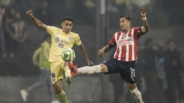 Luis Fuentes, del América, y Carlos Cisneros, del Guadalajara, se disputan un balón en el partido de vuelta de las semifinales del torneo mexicano, el domingo 21 de mayo de 2023, en la Ciudad de México. (AP Foto/Eduardo Verdugo)