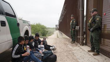 ARCHIVO - Migrantes colombianos que trataban de cruzar a Estados Unidos sin autorización legal esperan ser procesados por agentes de la Patrulla Fronteriza estadounidense el jueves 4 de mayo de 2023, cerca del cruce fronterizo en Hidalgo, Texas. (AP Foto/Veronica G. Cardenas, archivo)